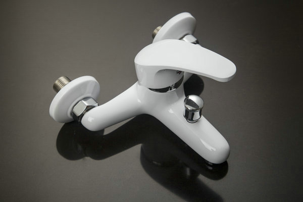 wall mounted solid brass faucets,mixers &taps and cold mixer white painting bathroom faucet ds-92272
